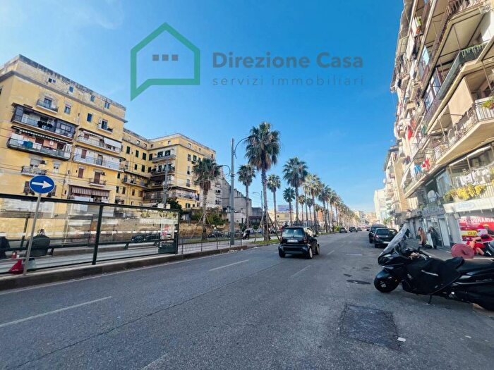 Appartamento trilocale in affitto in Via Alessandro Volta, Zona Industriale Marina, Napoli