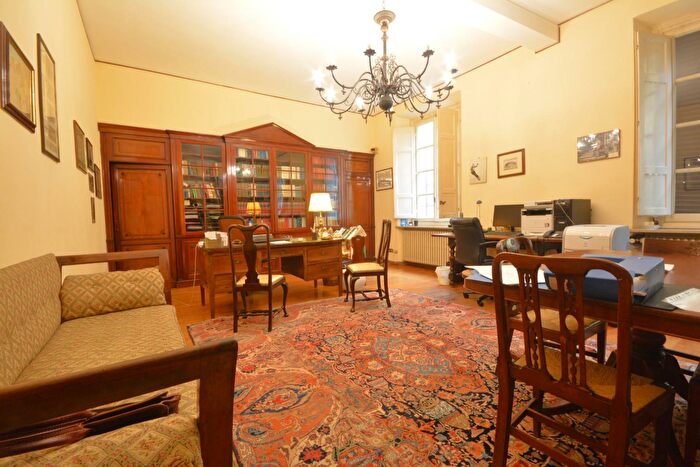 Appartamento con 6 locali in vendita in Garibaldi, Lucca