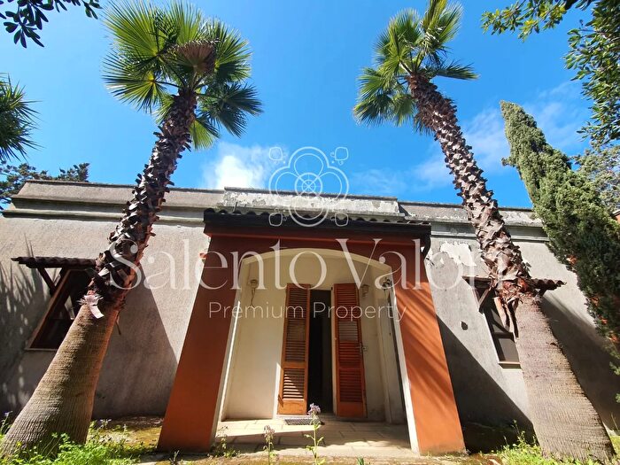 Casa con 8 locali in vendita in Via Provinciale Collepasso, Parabita