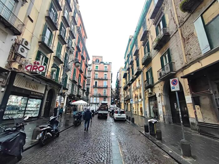 Appartamento monolocale in affitto in Via Santa Brigida, Napoli