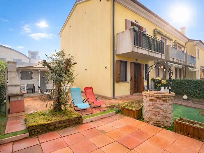 Casa quadrilocale in vendita in Via Don Bruno Trento, Eraclea