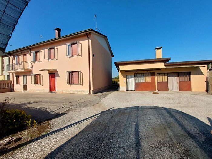 Casa con 8 locali in vendita in Badia Polesine
