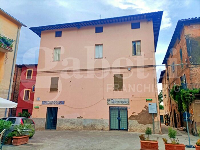 Casa con 6 locali in vendita in Piazza dei Consoli, Deruta
