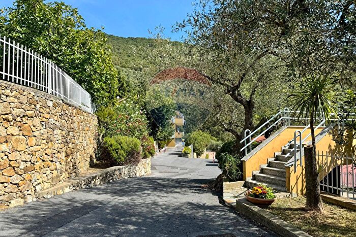 Appartamento trilocale in vendita in Via Villa Costa, Diano Arentino