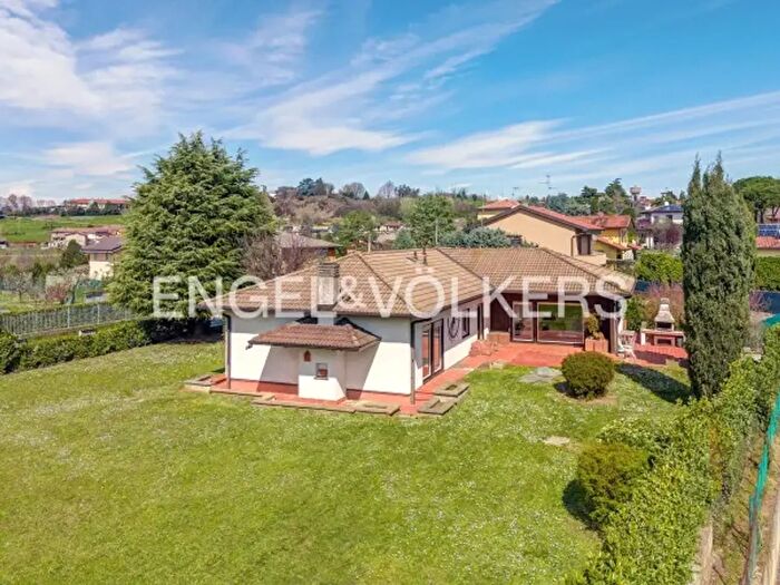 Casa con 5 locali in vendita in Casatenovo