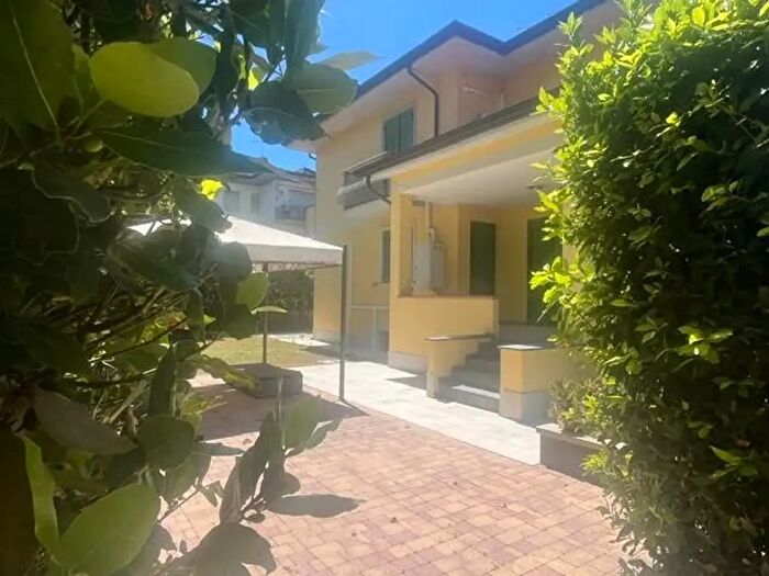 Casa con 9 locali in vendita in Orquato Tasso, Camaiore