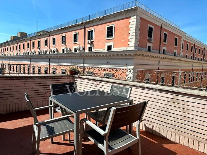 Appartamento trilocale in vendita in Via Firenze, Roma