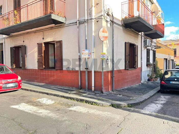 Appartamento trilocale in vendita in Via Vezzosi, Catania