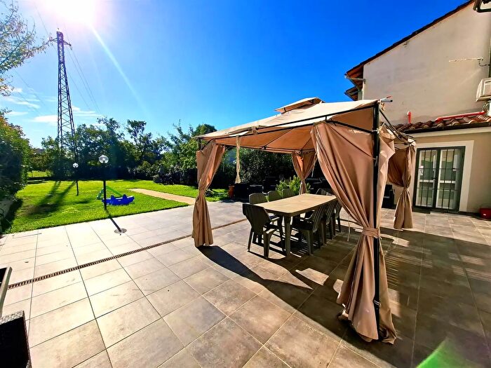 Casa quadrilocale in vendita in Campi Bisenzio