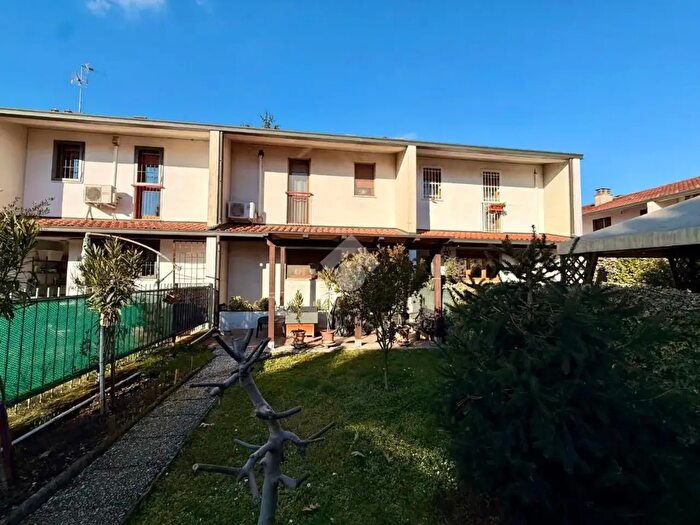 Casa quadrilocale in vendita in Largo Leopoldo Pollak, Abbiategrasso