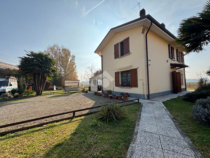 Casa quadrilocale in vendita in Via Nonantolana, Modena