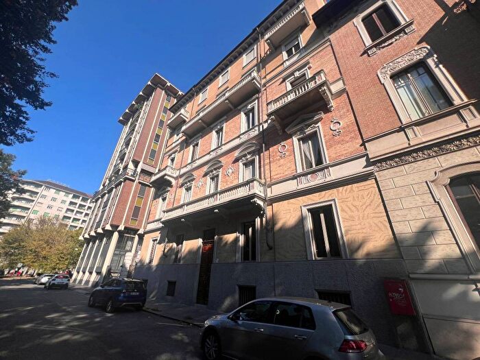 Appartamento trilocale in affitto in Corso Re Umberto, Crocetta, Torino