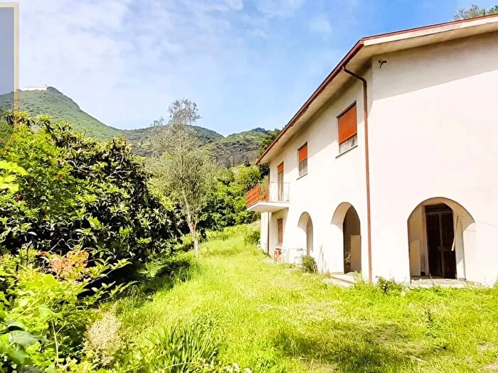 Casa con 7 locali in vendita in Via Montemaggio, Cassino