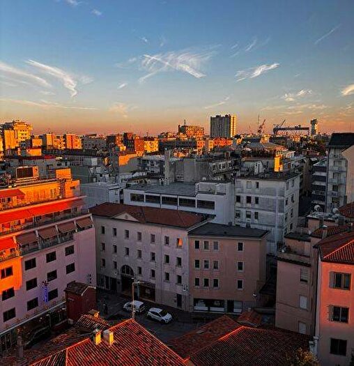 Appartamento con 6 locali in affitto in Via Alessandro Poerio, Mestre, Venezia