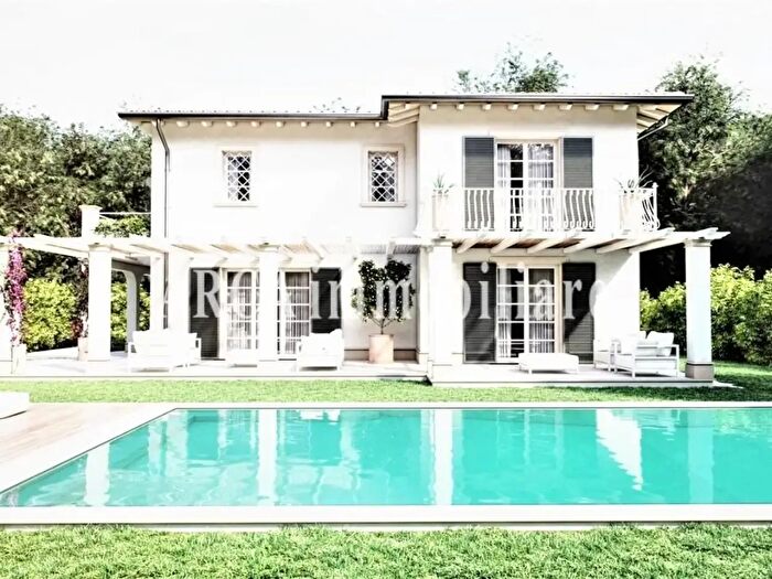 Casa con 7 locali in vendita in Pietrasanta