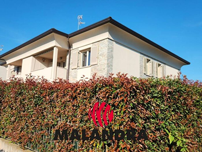 Casa trilocale in vendita in Via Ottavio Minoli, Centro, Oleggio