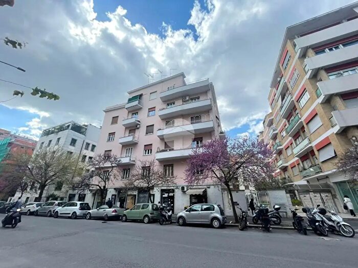 Appartamento con 5 locali in vendita in Via Giacinto Carini, Roma