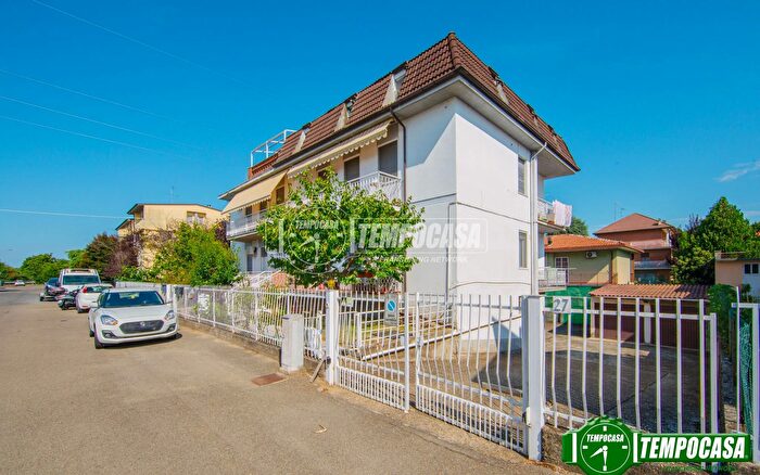 Appartamento trilocale in vendita in Via Abruzzi, Voghera