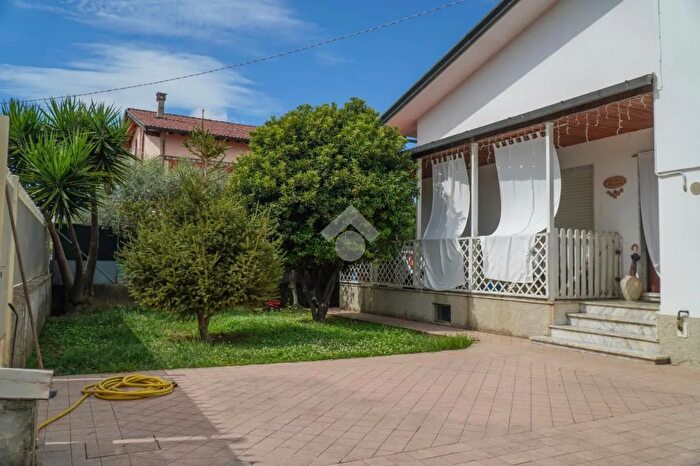 Casa quadrilocale in vendita in Via Puliche, Massa