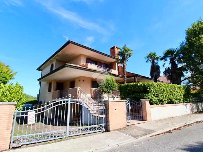 Casa con 8 locali in vendita in Via Villafranca, Lignano Sabbiadoro