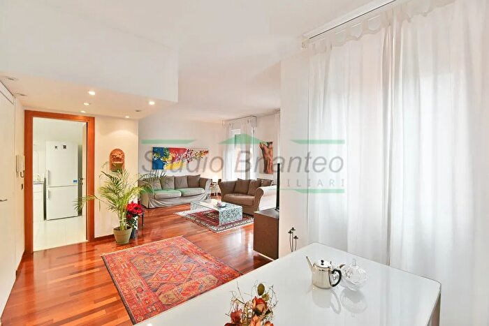 Appartamento trilocale in vendita in Via Cesare Correnti, Seregno