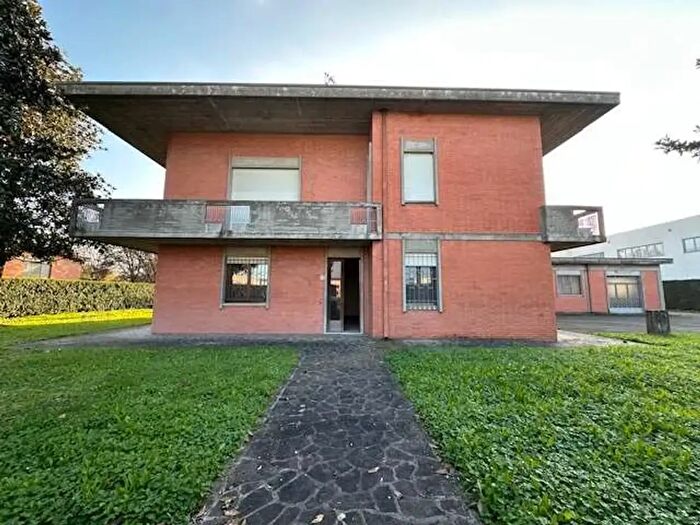 Casa con 16 locali in vendita in Mirandola