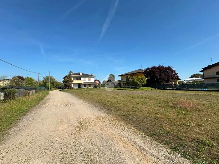 Casa trilocale in vendita in Via Strera, Oleggio