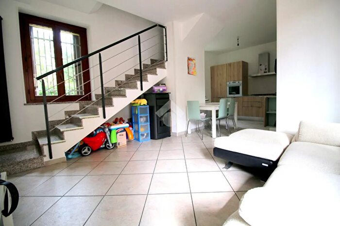 Appartamento trilocale in vendita in Via Santa Margherita, Caronno Pertusella