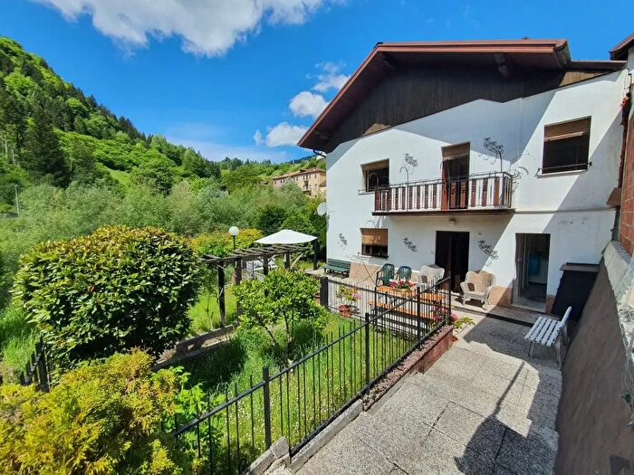 Casa con 6 locali in vendita in Paularo
