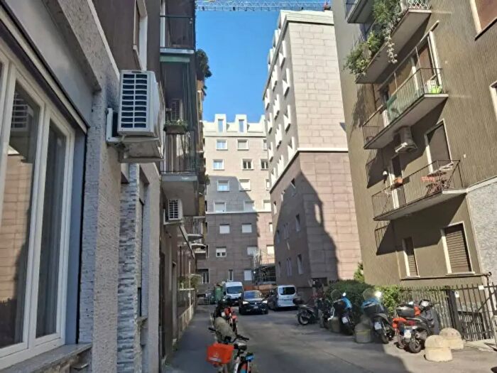 Appartamento trilocale in vendita in Via Melchiorre Delfico, Milano