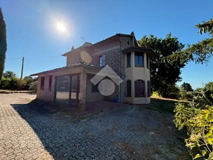 Casa con 7 locali in vendita in Strada Commenda, Montefiascone