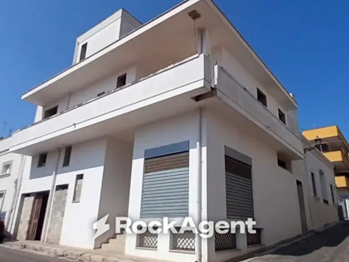 Appartamento con 6 locali in vendita in Via Magenta Angolo Via Milano Casarano Le Italia, Casarano