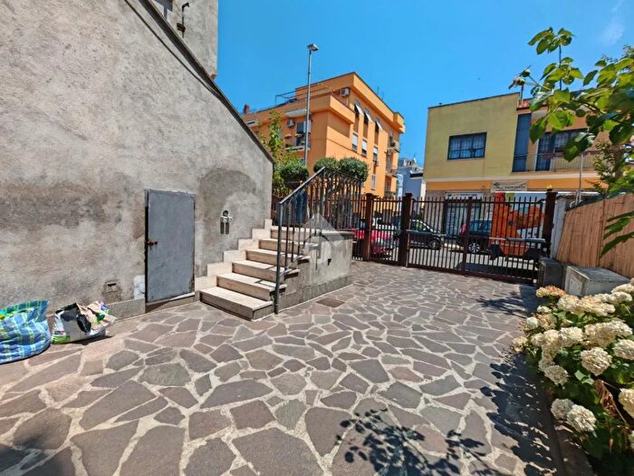 Appartamento trilocale in vendita in Via delle Rondini, Roma