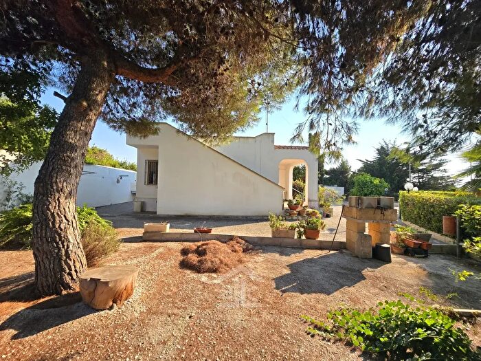 Casa trilocale in vendita in Via dei Garofani, Lecce