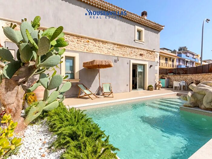 Casa con 8 locali in vendita in Via Siracusa, Avola