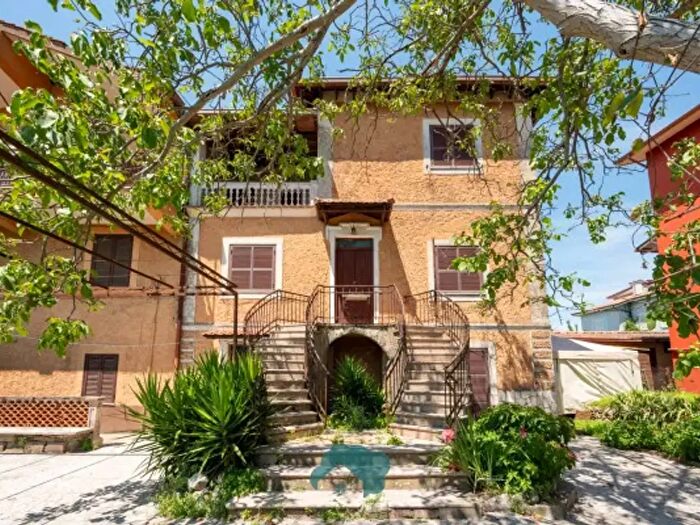 Casa quadrilocale in vendita in Viale San Lorenzo, Cave