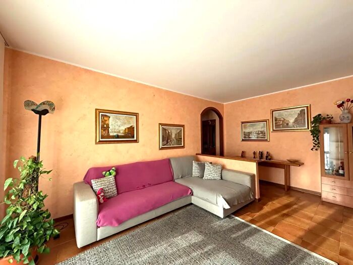 Appartamento trilocale in vendita in Via Guglielmo Marconi, Costa Masnaga