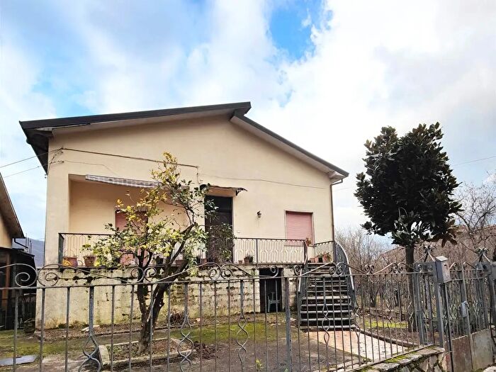 Casa quadrilocale in vendita in Via Buonuominini, Serino