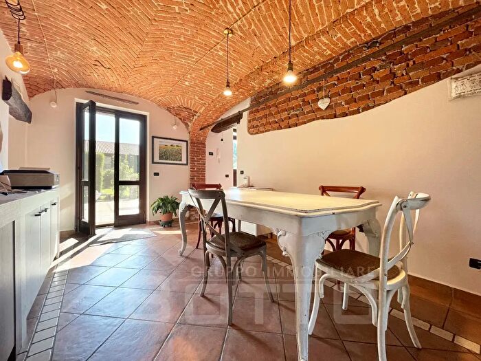 Casa con 8 locali in vendita in Via Grizza, Oleggio