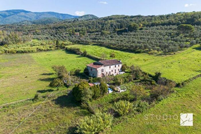 Casa con 6 locali in vendita in Via Camaldole E Lippi, Pistoia