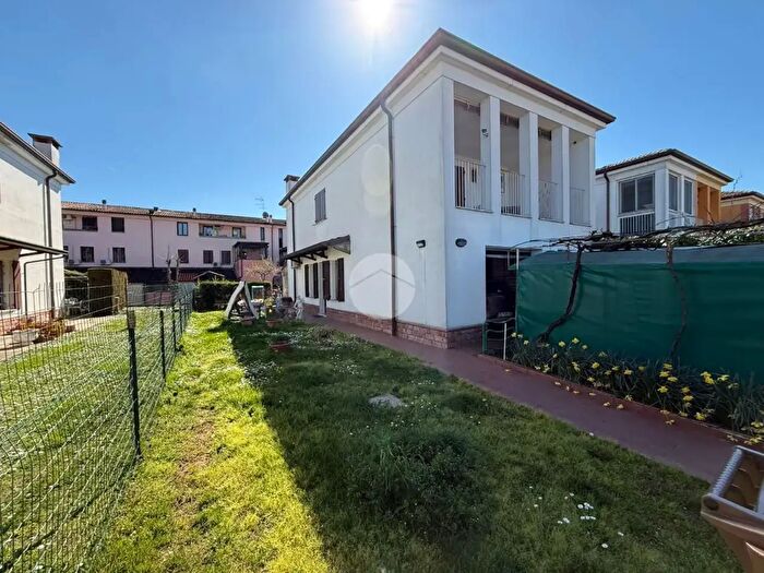 Casa con 5 locali in vendita in Via Pasolini, San Giorgio Bigarello