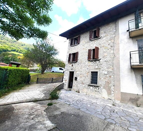 Casa quadrilocale in vendita in Via Tezzo Roncola, Roncola