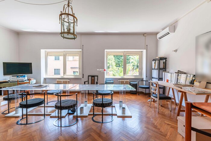 Appartamento con 8 locali in vendita in Via Nemea, Roma