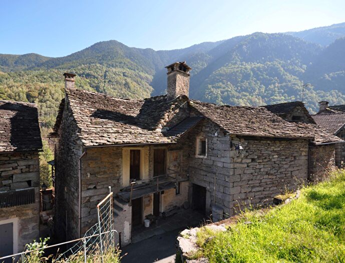 Appartamento quadrilocale in vendita in Via Camblione, Borgomezzavalle