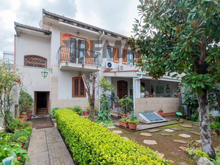 Casa con 9 locali in vendita in Via Cesare Terranova, Palermo