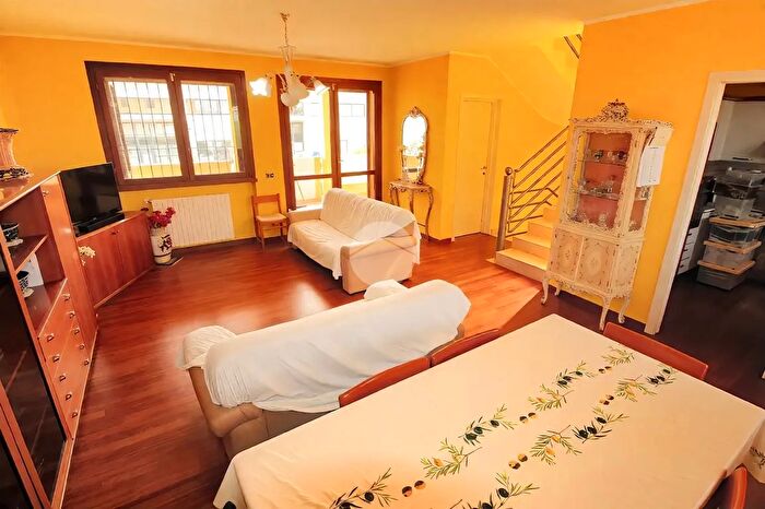 Appartamento con 5 locali in vendita in Str del Giarone, Torrile