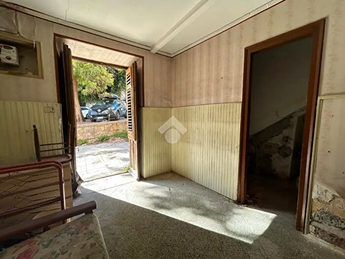 Appartamento trilocale in vendita in Piazza Villagrazia, Palermo