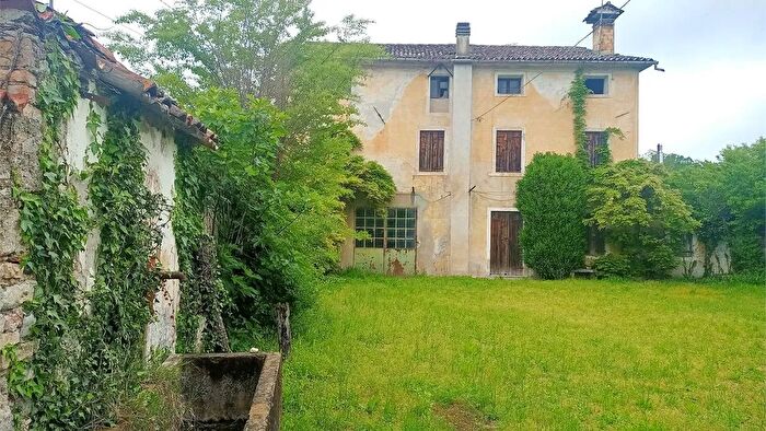 Casa con 5 locali in vendita in Sernaglia della Battaglia Falzè di Piave Piazza Arditi, Montebelluna