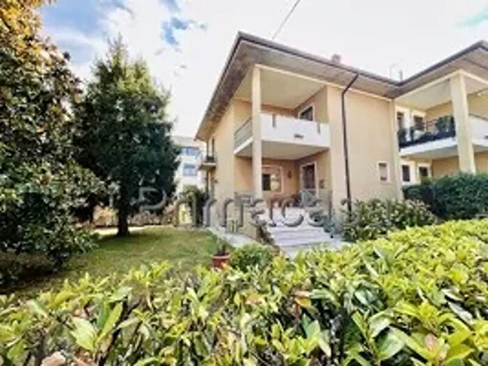 Casa con 7 locali in vendita in Corso Vittorio Emanuele, Villafranca Di Verona