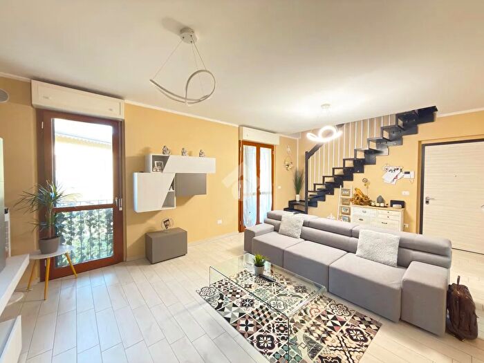 Appartamento con 5 locali in vendita in Via Rodolfo Reguzzoni, Giaveno